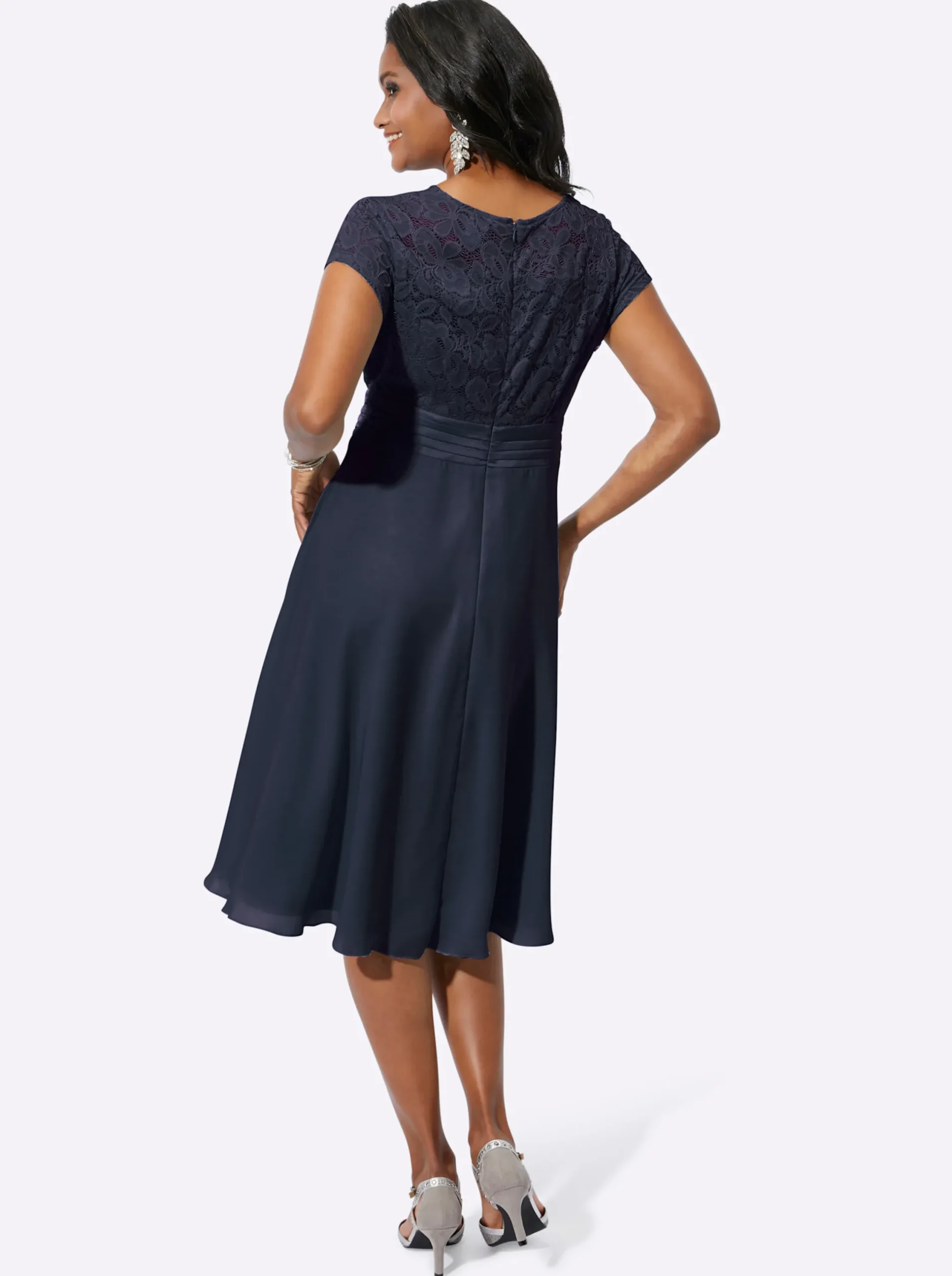 Kleider| Cocktailkleid mit kunstvollem Spitzeneinsatz marine