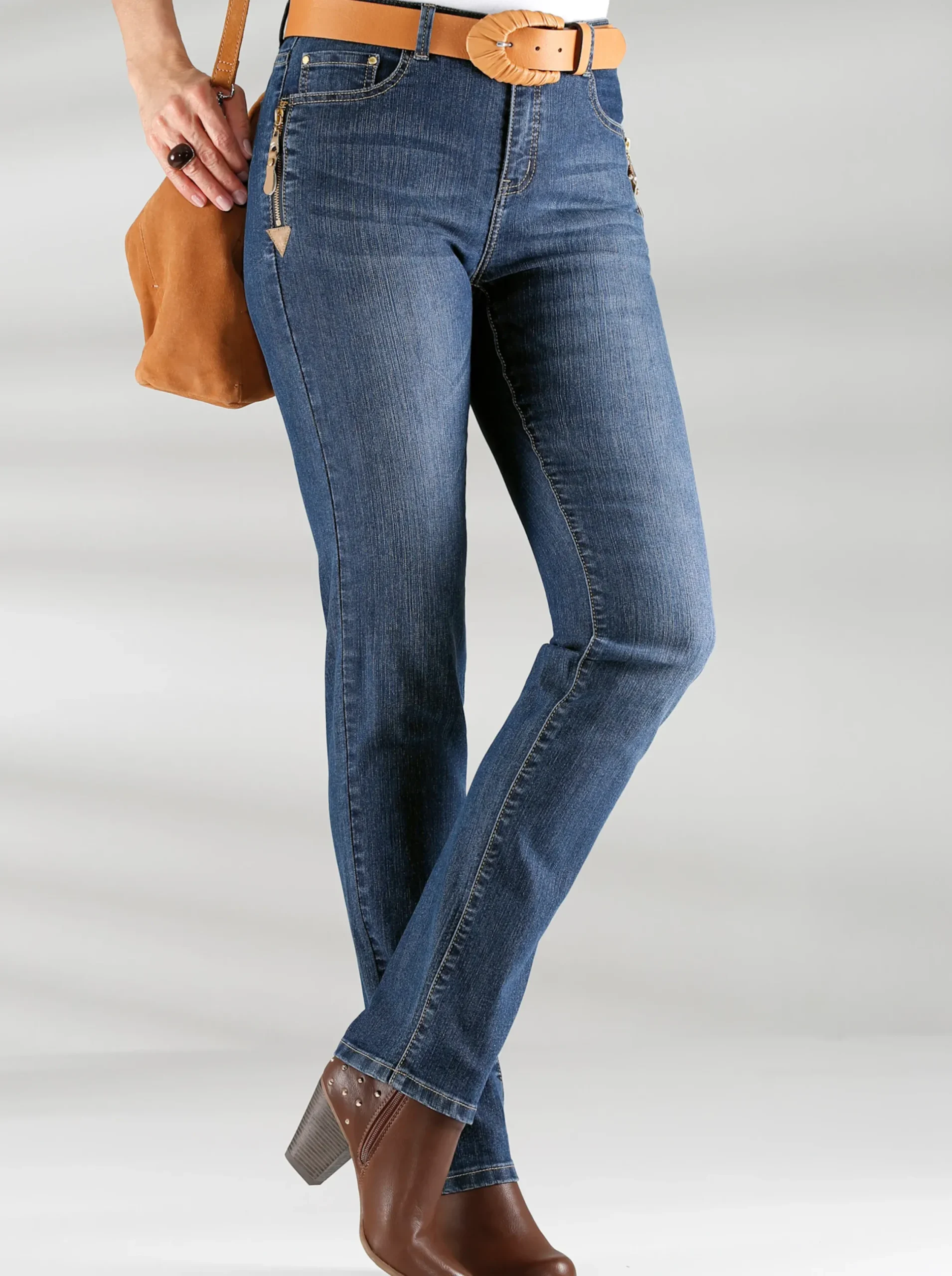Jeans| 5-Pocket-Jeans mit Reißverschluss und Lederimitat-Anhänger blue-stone-washed