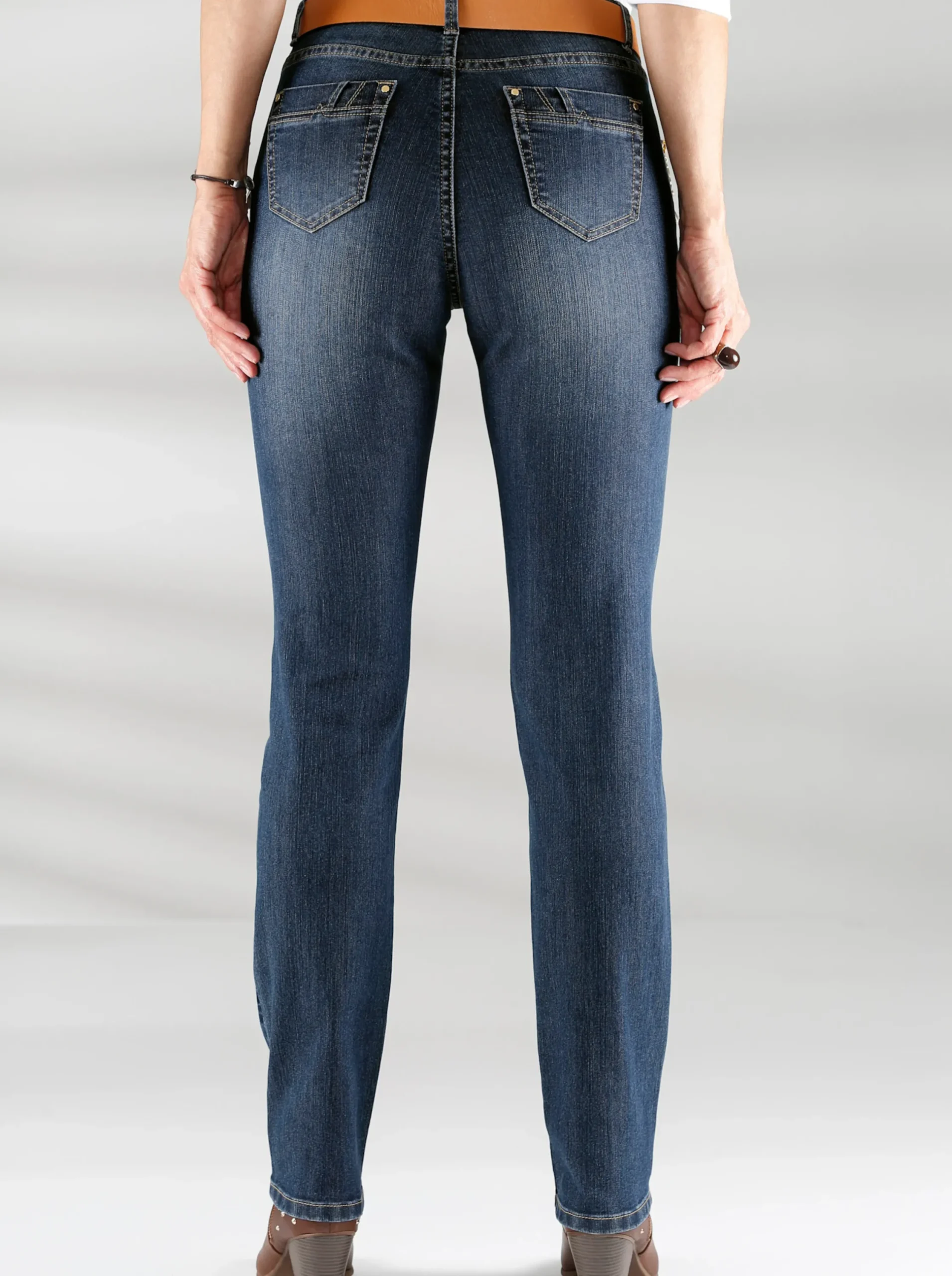 Jeans| 5-Pocket-Jeans mit Reißverschluss und Lederimitat-Anhänger blue-stone-washed