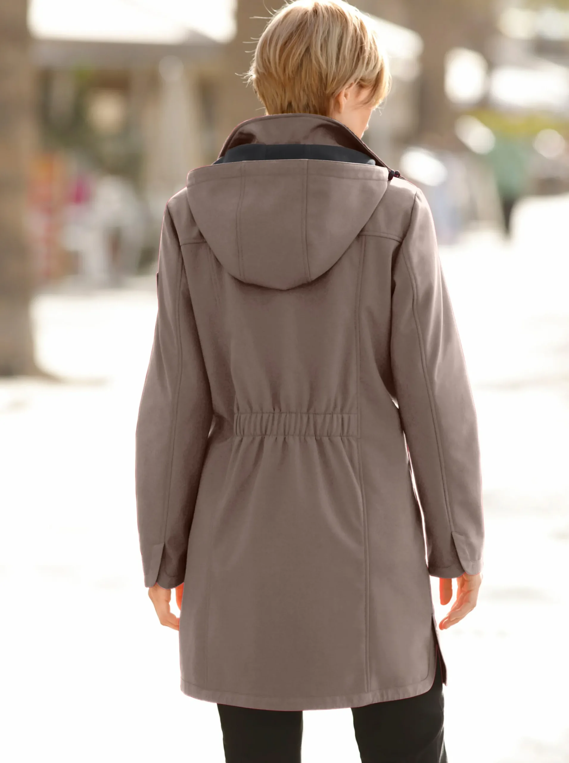 Jacken| Softshelljacke mit Gummizug im Rücken taupe