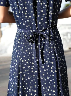 Kleider| Sommerkleid mit Bindebändern, figurumspielend marine-geblümt