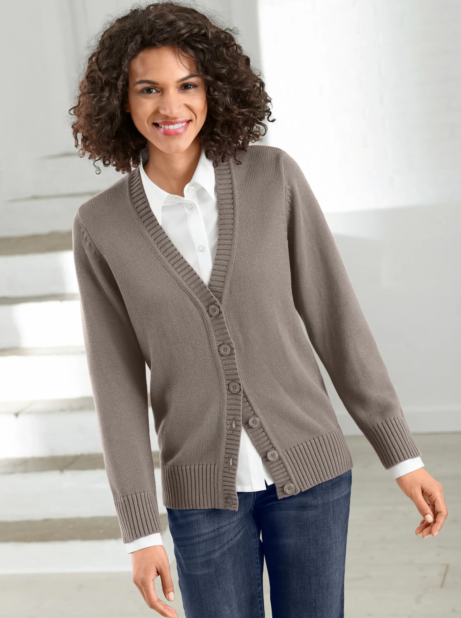 Strickjacken| Strickjacke mit farblich abgestimmten Knöpfen taupe-meliert