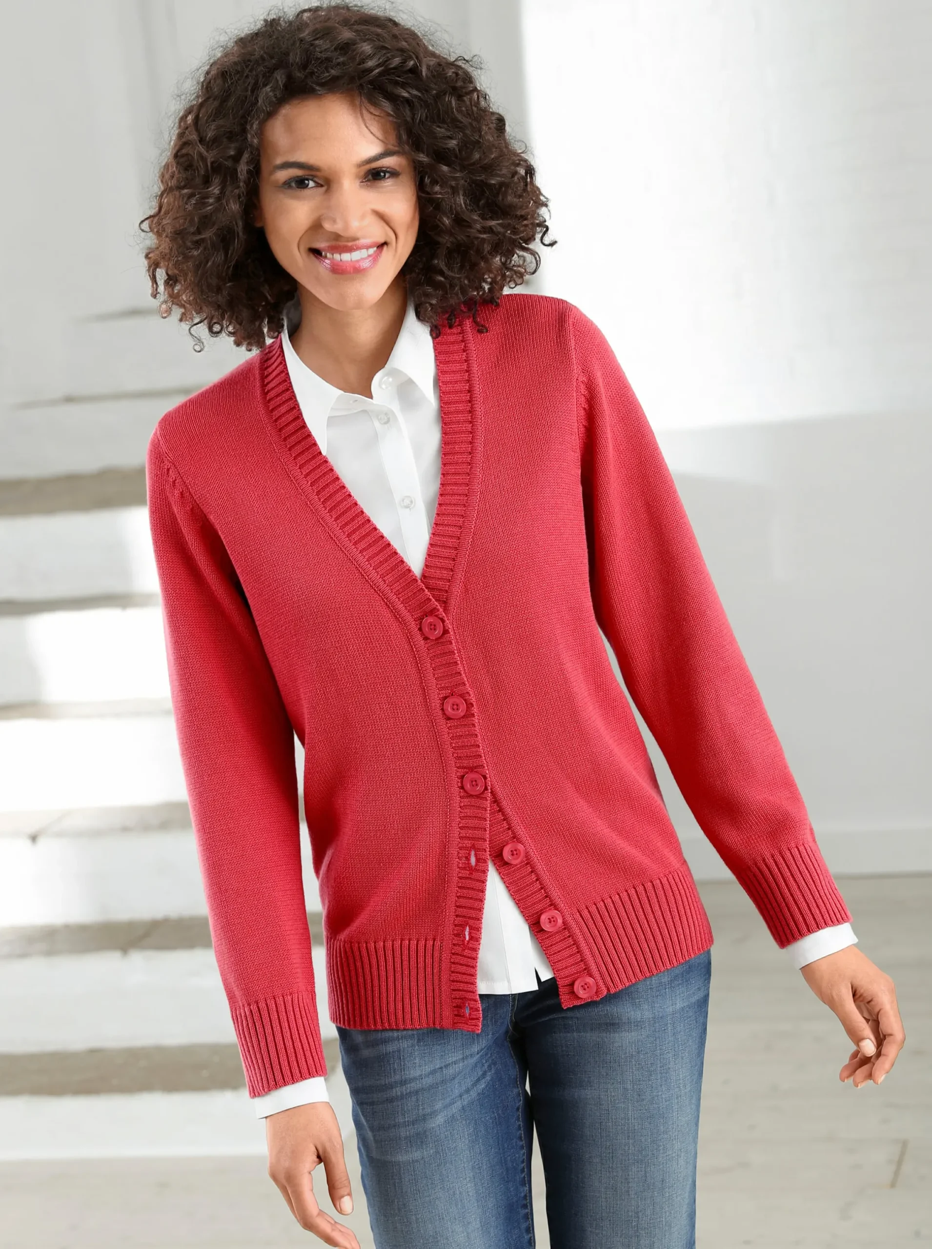 Strickjacken| Strickjacke mit farblich abgestimmten Knöpfen korallenrot