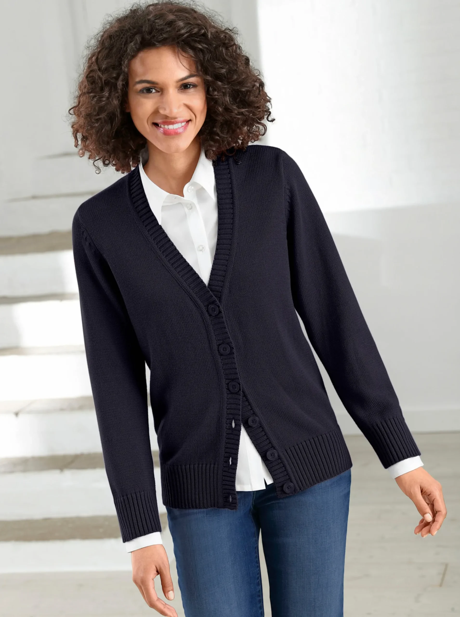 Strickjacken| Strickjacke mit farblich abgestimmten Knöpfen schwarz