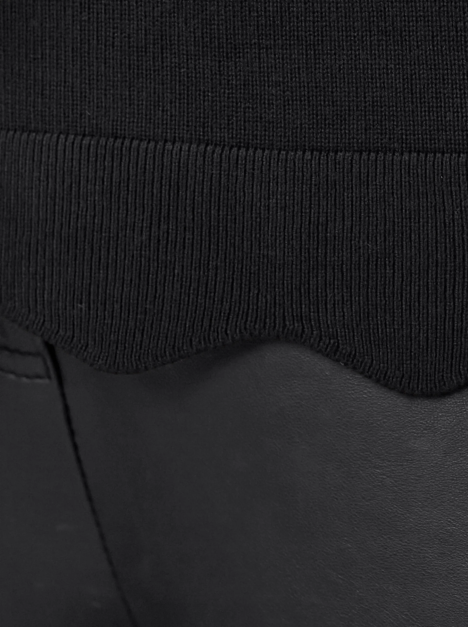 Pullover| Strickpullover mit Wellenkanten schwarz