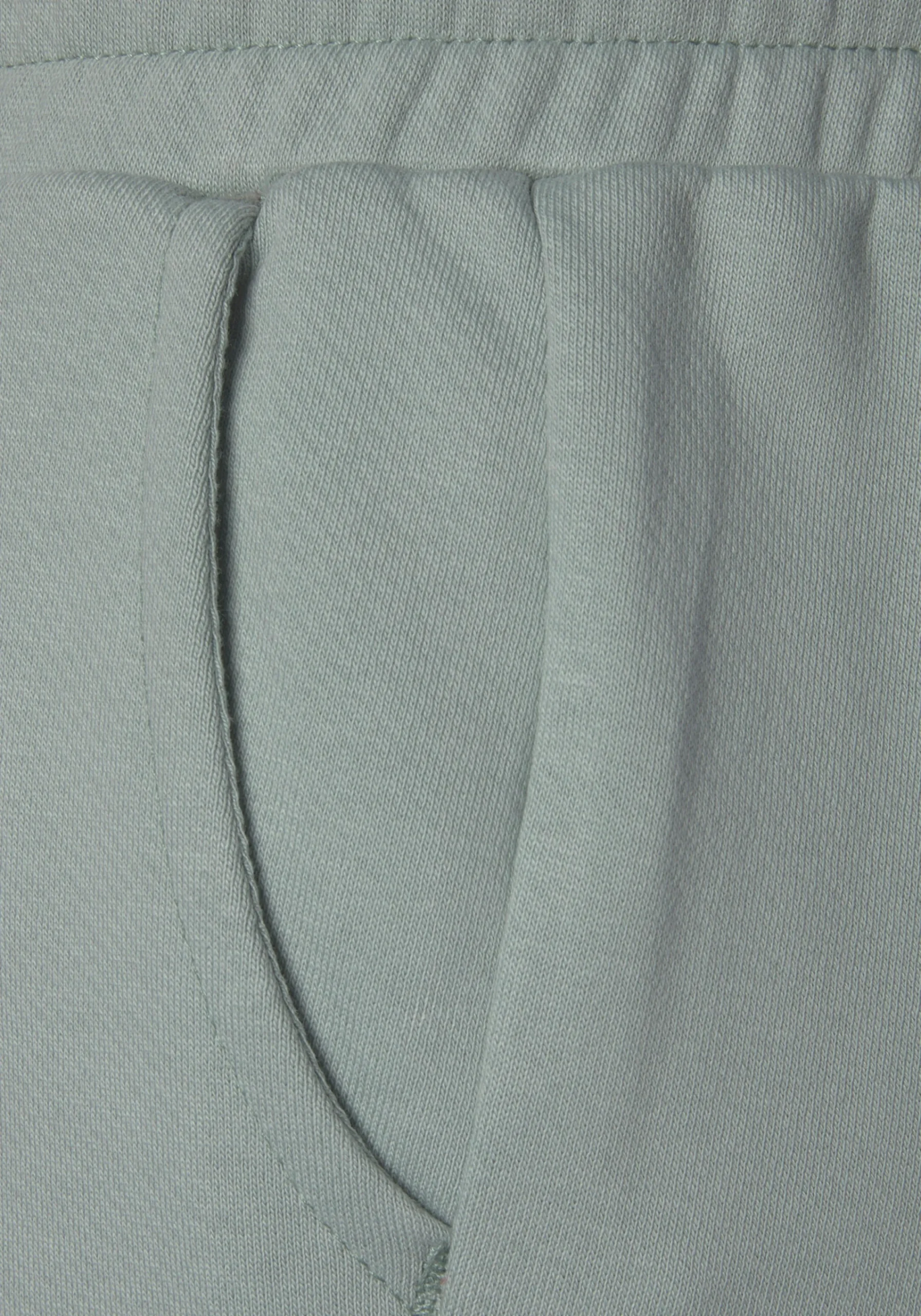 Strandmode|LASCANA Sweatshorts salbeigrün