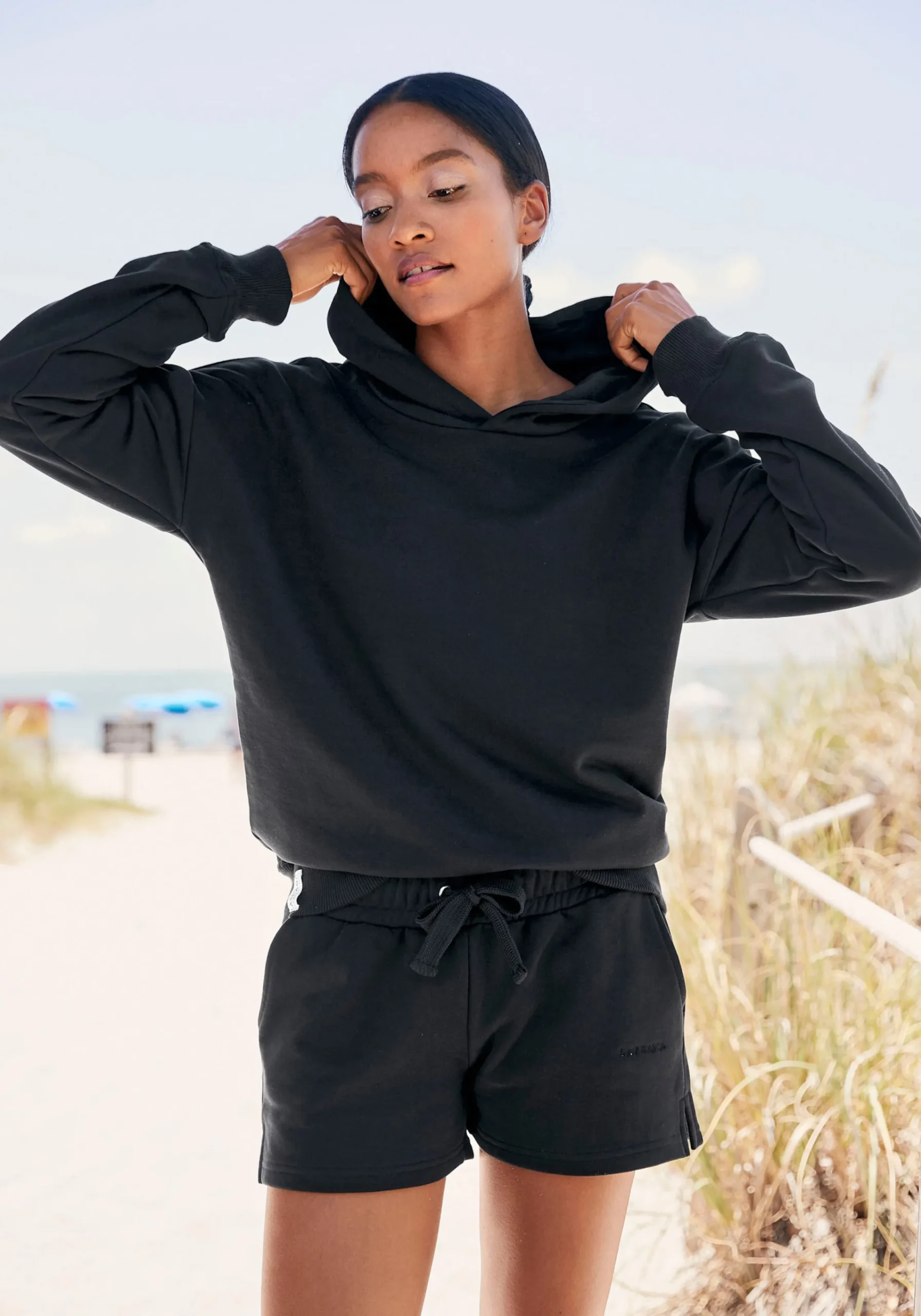 Strandmode|Hosen|LASCANA Sweatshorts schwarz